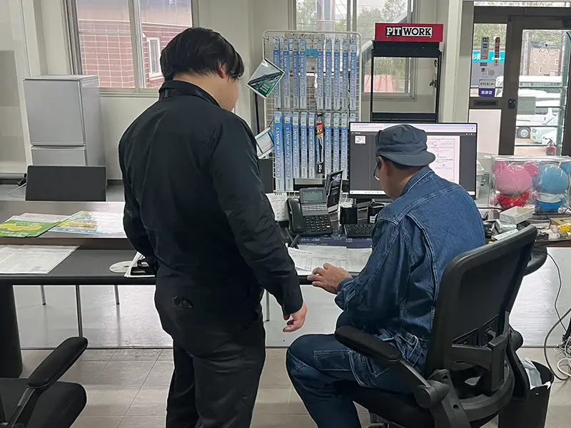 COCO AUTO 中古車相談の様子